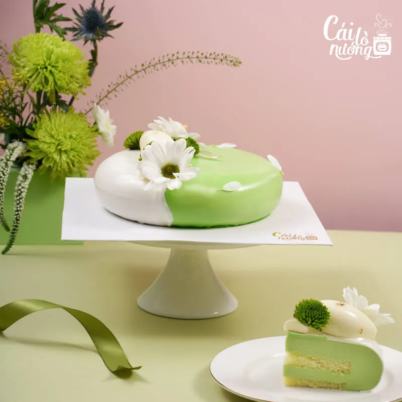 Bánh mousse bơ trang trí hoa cúc buttercream, tông màu pastel nhẹ nhàng
