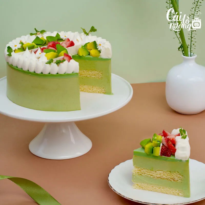 Bánh mousse bơ dâu tây với lớp mousse xanh nhạt, trang trí dâu tươi