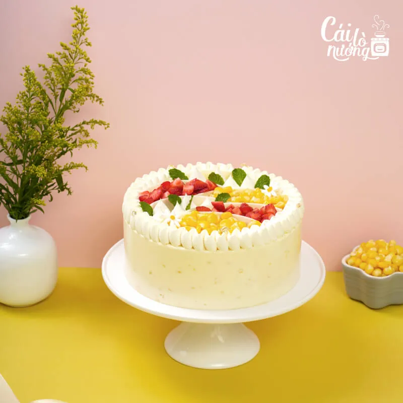 Bánh bắp Nhật Bản phủ kem tươi, trang trí dâu tây tươi xếp tầng