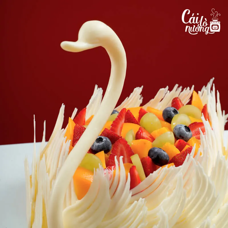 Bánh bắp trang trí thiên nga choux pastry, phủ kem tươi và trái cây