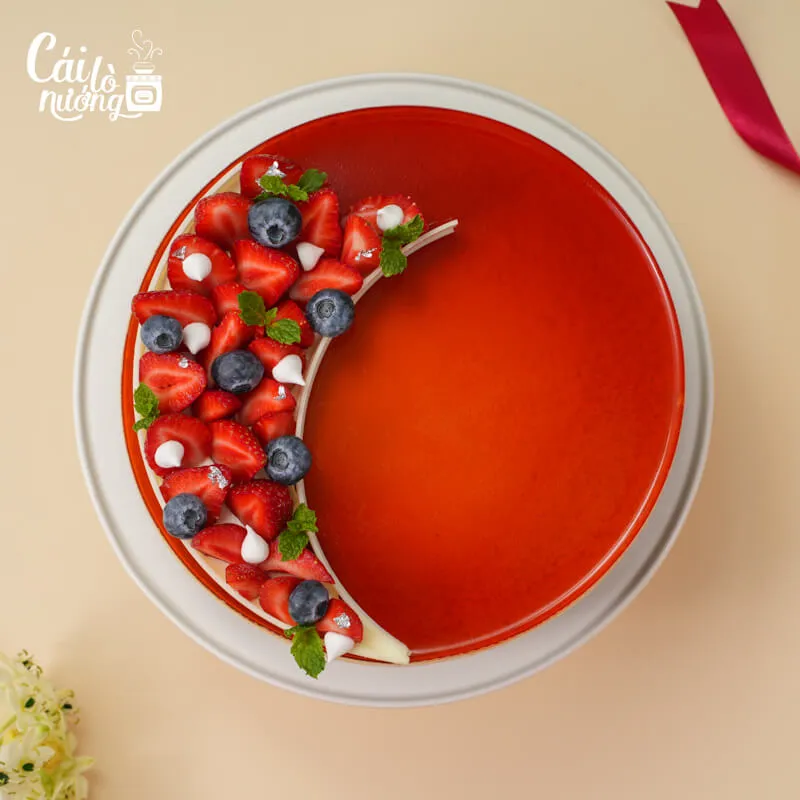 Bánh flan gato phủ caramel, trang trí hỗn hợp berry tươi