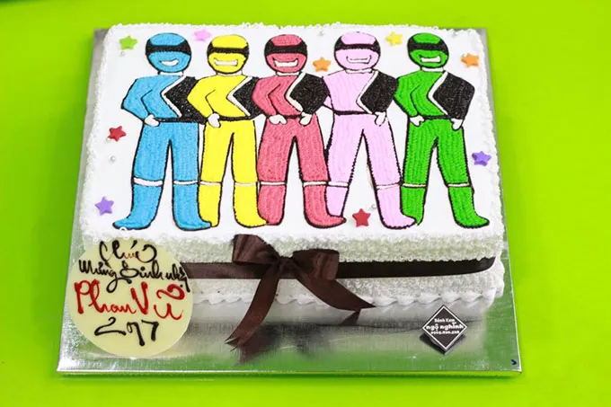 Bánh kem trang trí 5 anh em siêu nhân Gao với màu sắc đặc trưng của từng nhân vật