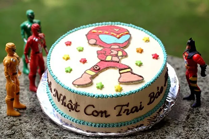 Chibi Gao Đỏ dễ thương trên nền bánh kem trắng