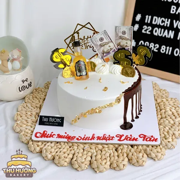 Cận cảnh mẫu bánh sinh nhật trang trí chai rượu phong cách sang trọng