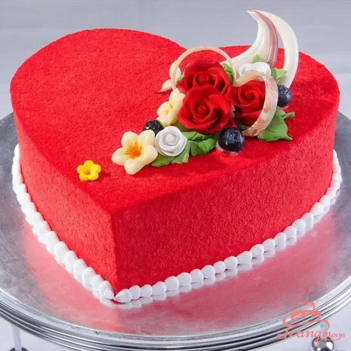 Bánh sinh nhật hình trái tim đỏ thắm tượng trưng cho tình yêu