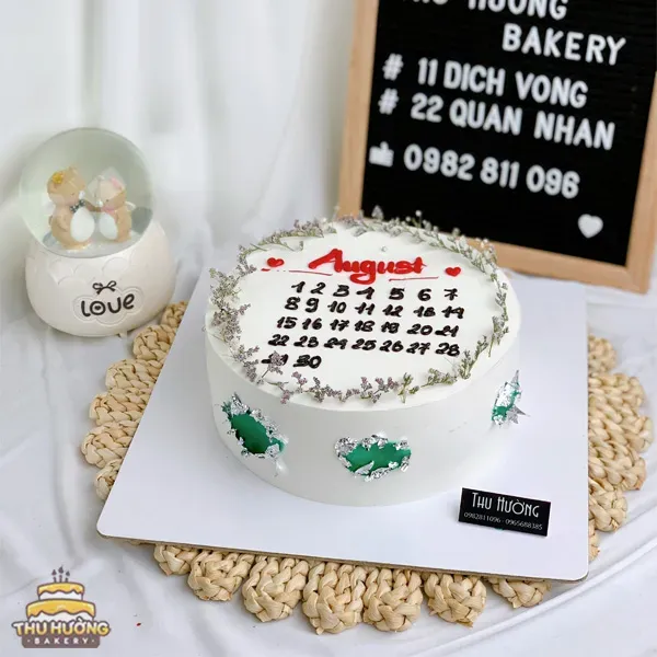 Chi tiết nét vẽ tay thủ công trên mẫu bánh sinh nhật hình lịch