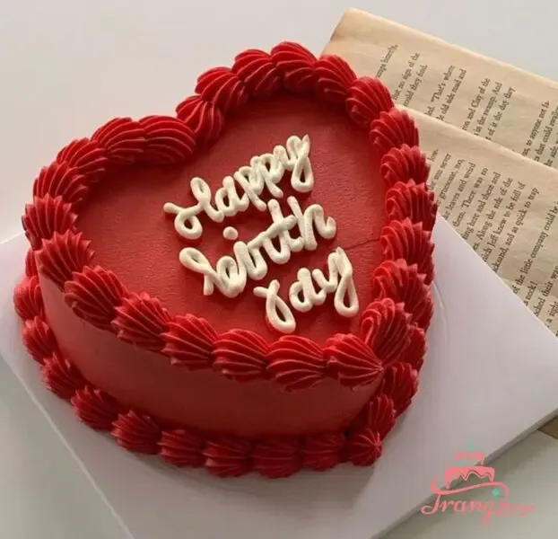 Bánh sinh nhật màu đỏ quyến rũ cho buổi tiệc tối