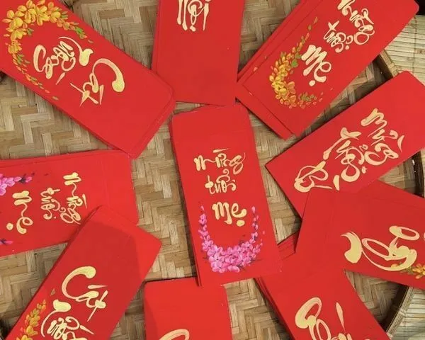 Phong bao lì xì đỏ mang lời chúc may mắn đầu năm