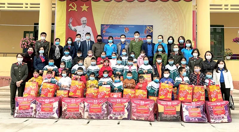 Hoạt động trao tặng quà Tết ý nghĩa cho học sinh tại vùng cao Tuyên Quang