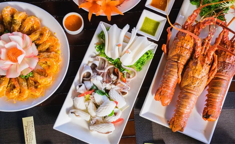 Đĩa thực phẩm tập hợp các loại tôm cua sứa mang dồi dào nguyên tố vi lượng và kẽm sinh học