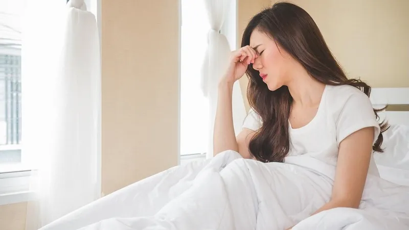 Mô phỏng tình trạng thiếu máu biểu hiện qua mức độ mệt mỏi và nhợt nhạt của nhân viên văn phòng