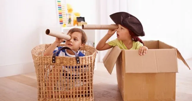 Bé trai 5 tuổi tò mò khám phá thế giới xung quanh qua món quà ý nghĩa