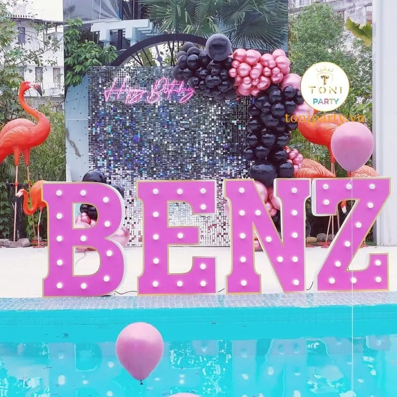 Bàn Gallery trang trí tiệc thôi nôi bé Benz tinh tế