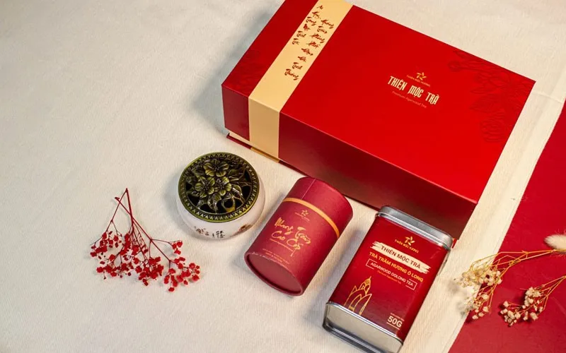 Hộp trà thượng hạng đặt trong không gian thưởng trà tinh tế ngày Tết cổ truyền.