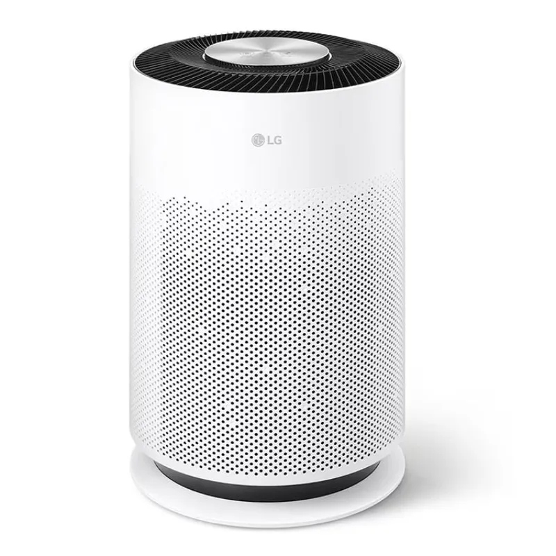 Thiết bị lọc không khí thông minh đặt cạnh cây đào ngày Tết trong phòng khách.