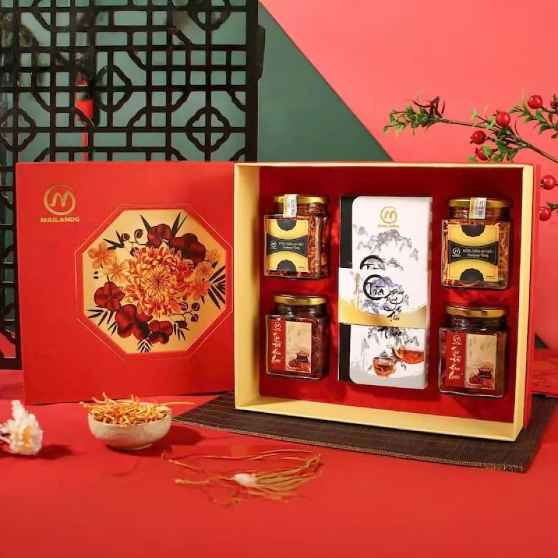 Đông trùng hạ thảo khô được đóng gói sang trọng trong hộp quà gỗ cao cấp.