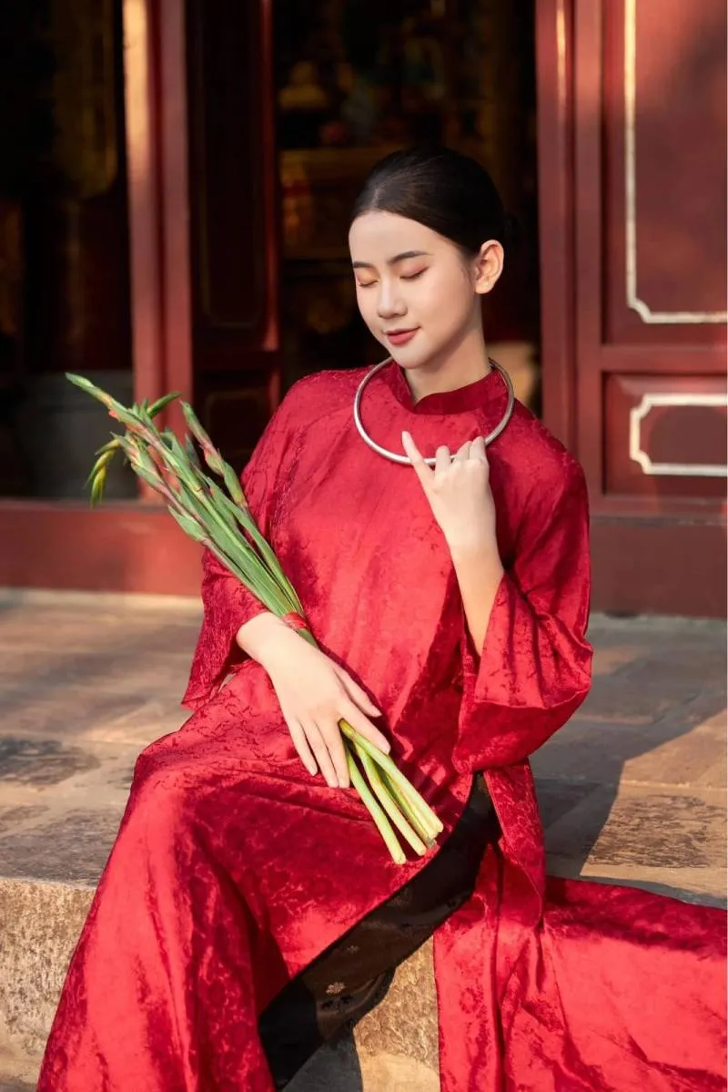 Mẫu trang phục áo dài truyền thống sang trọng giúp phụ huynh diện chơi Tết.