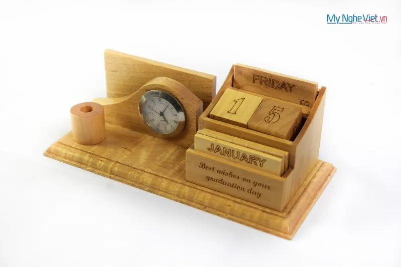 Cuốn lịch làm bằng chất liệu gỗ tự nhiên với hoa văn chạm trổ thủ công nghệ thuật.