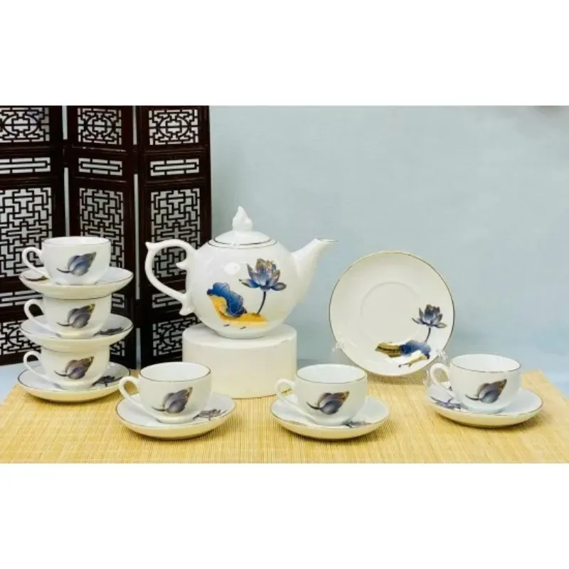 Bộ ấm trà sứ trắng tinh khôi với hoa văn trang nhã tinh tế ngày Tết.
