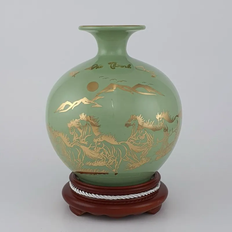 Bình hoa gốm sứ với kiểu dáng độc đáo giúp trang hoàng không gian Tết Việt.