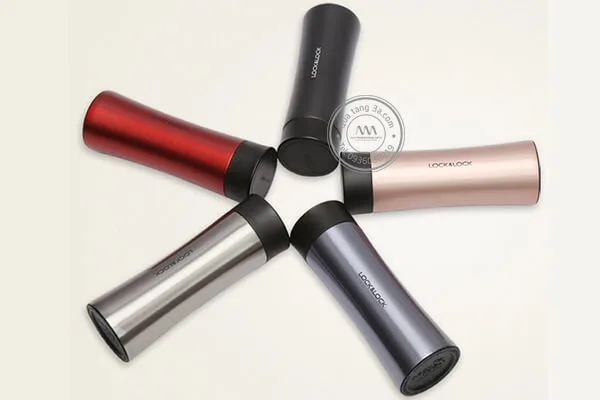 Miệng bình rộng của Lock&Lock One-Hand cho phép cho đá viên dễ dàng