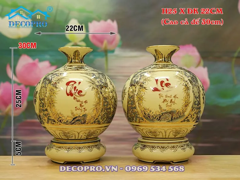 Bình gốm Chu Đậu dáng củ tỏi phủ men rạn rêu phong cùng nét vẽ vàng kim sắc sảo