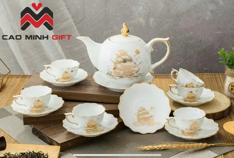 Ấm chén vẽ vàng thuận buồm xuôi gió