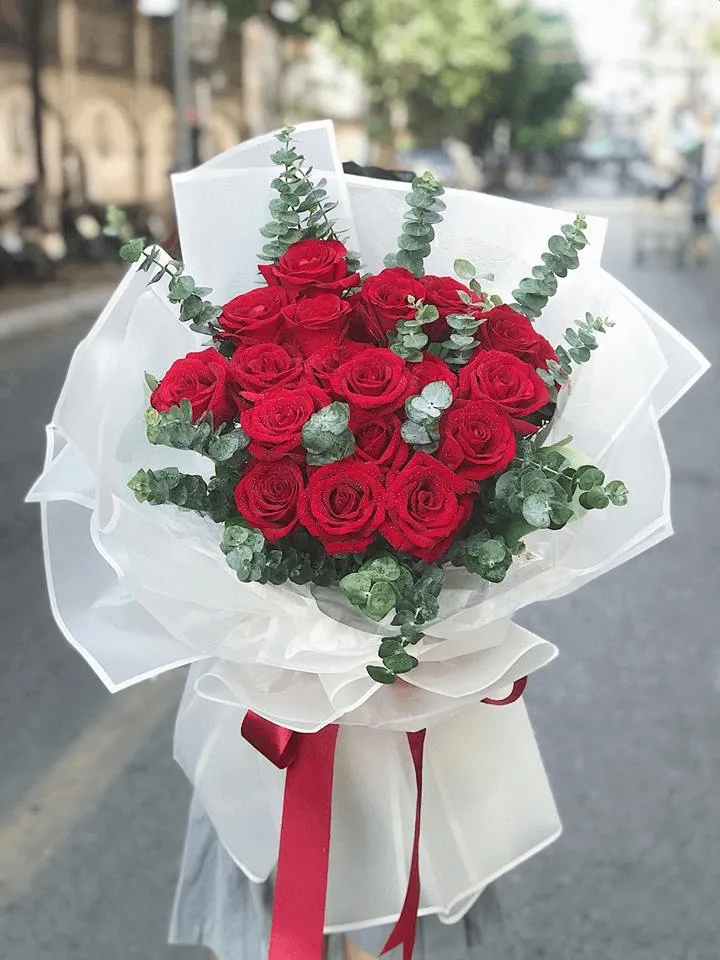 Tác phẩm nghệ thuật từ 100 đóa hồng đỏ thẫm đầy quyền lực