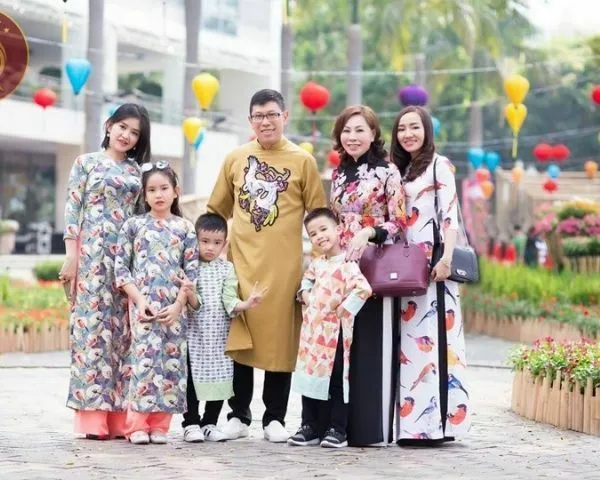 Tặng bộ quần áo mới ấm áp giúp bố mẹ vui lòng dịp Xuân