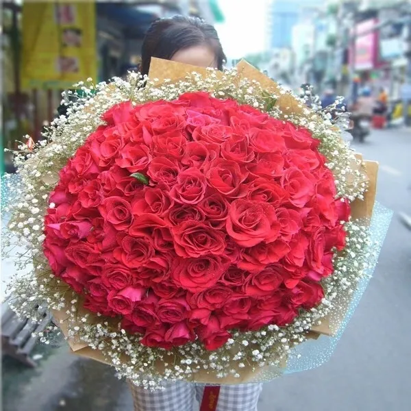 Bó hoa hồng 99 bông tượng trưng cho lời cam kết tình yêu vĩnh cửu