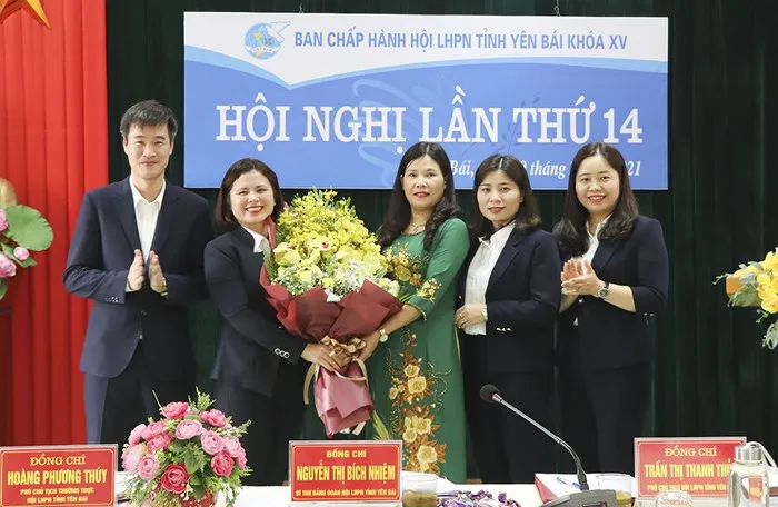 Lãnh đạo BTC Tỉnh ủy và Hội LHPN tỉnh Yên Bái chúc mừng bà Nguyễn Thị Bích Nhiệm (áo dài xanh) được bầu giữ chức Chủ tịch Hội