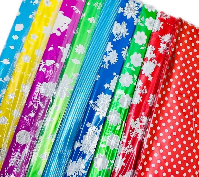 Gói quà bằng giấy kiếng bóng giúp tăng độ lộng lẫy dưới ánh đèn