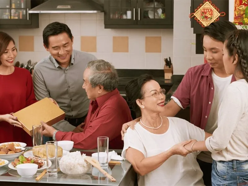 Khi biếu quà Tết cho bố mẹ vợ, nên trao bằng hai tay và nở nụ cười thân tình để tạo ấn tượng tốt