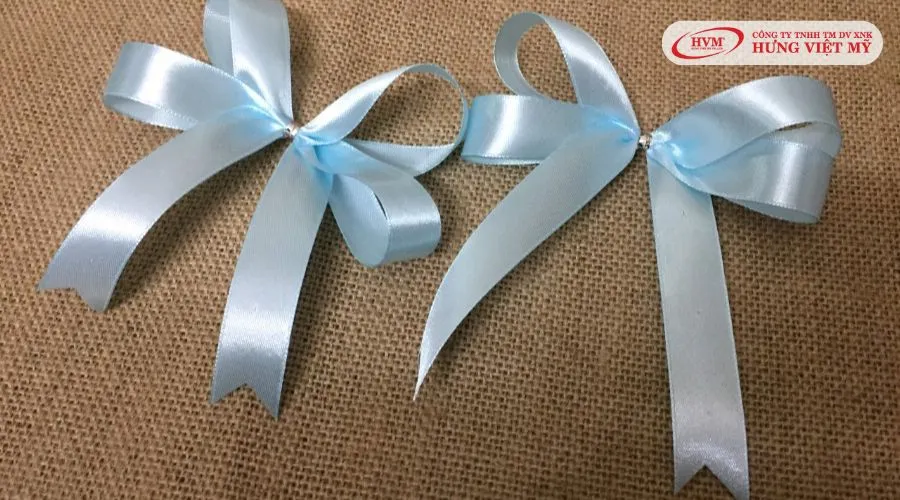 Nơ ruy băng đôi tạo điểm nhấn tinh tế cho hộp quà