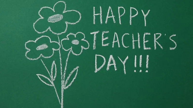 Hoàn thiện tấm thiệp tri ân bằng cả tấm lòng là cách bày tỏ sự kính trọng tuyệt đối