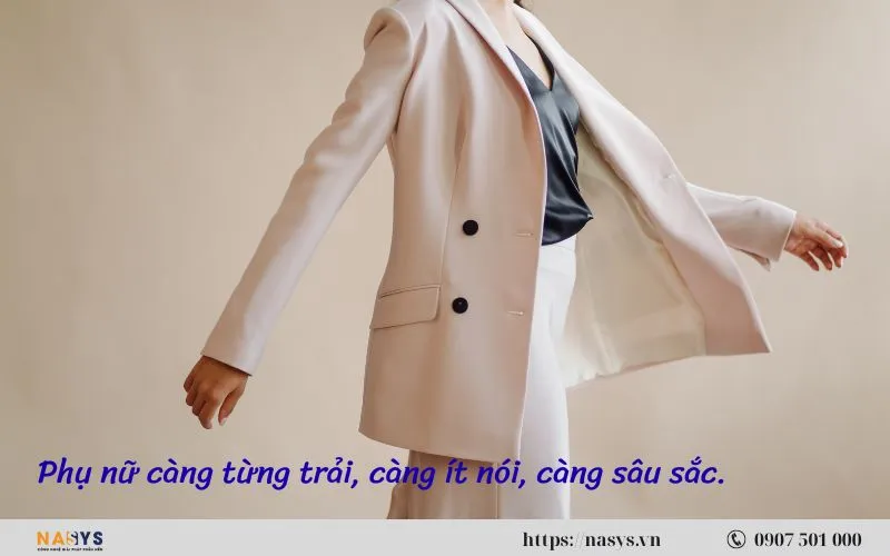 Phụ nữ trưởng thành toát lên khí chất độc lập và tự tin