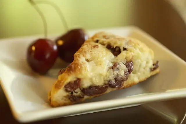 bánh sinh nhật tên phượng - scone hạnh nhân