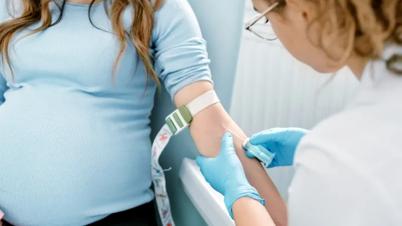 Mẹ bầu thực hiện lấy mẫu xét nghiệm nước tiểu để kiểm tra sức khỏe thai kỳ