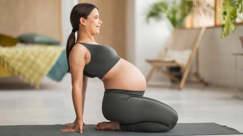 Mẹ bầu tập luyện các động tác yoga nhẹ nhàng để nâng cao sức khỏe thai kỳ