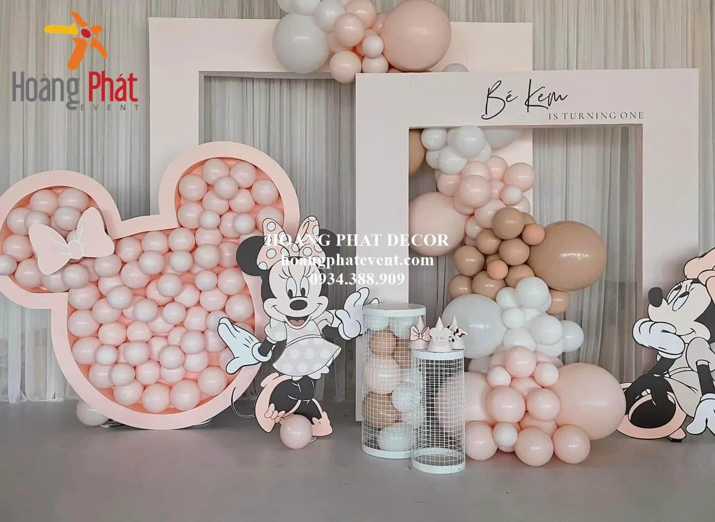 Backdrop sinh nhật đẹp với khung lưới, hoa và bóng bay