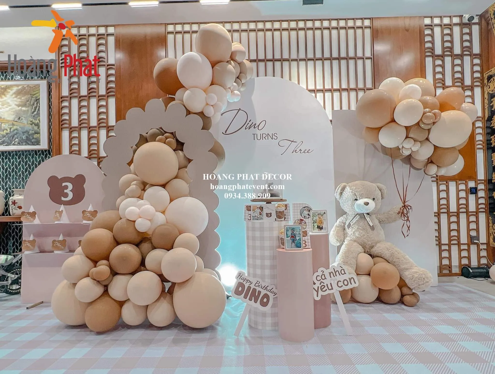 Trụ đôn decor sinh nhật giúp backdrop thêm chiều sâu và sinh động