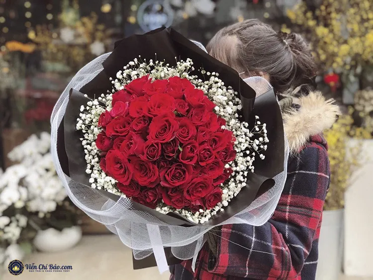 Hoa hồng đỏ và thiệp chúc mừng - quà tặng 20 11 cho người yêu truyền thống mà tinh tế