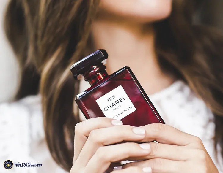 Nước hoa nữ cao cấp với hương thơm dịu nhẹ cho nữ giáo viên ngày 20-11