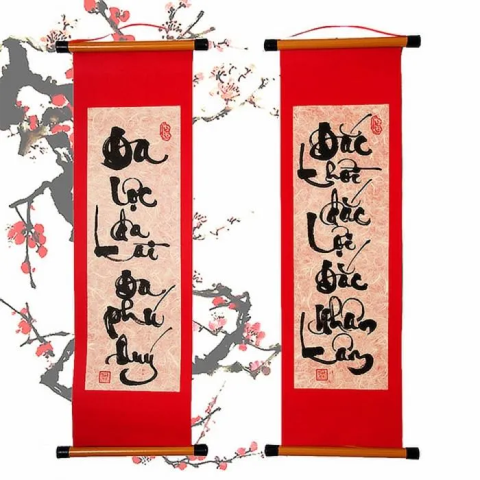 Nét chữ rồng bay phượng múa trên những bức câu đối Tết truyền thống rực rỡ