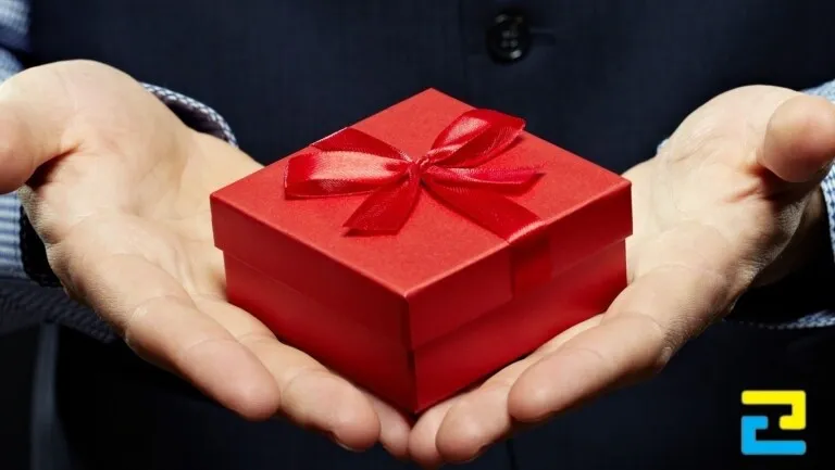 Món quà sinh nhật trao tay là cách gửi gắm lòng biết ơn thành kính nhất tới người lãnh đạo