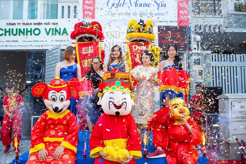 Mẫu bảng cầm tay chúc mừng khai trương bằng tiếng Anh thiết kế hiện đại 2026