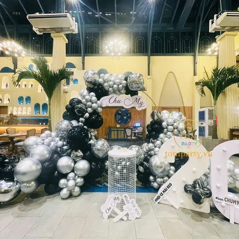 Backdrop sinh nhật bé Chu My với bóng bay nghệ thuật