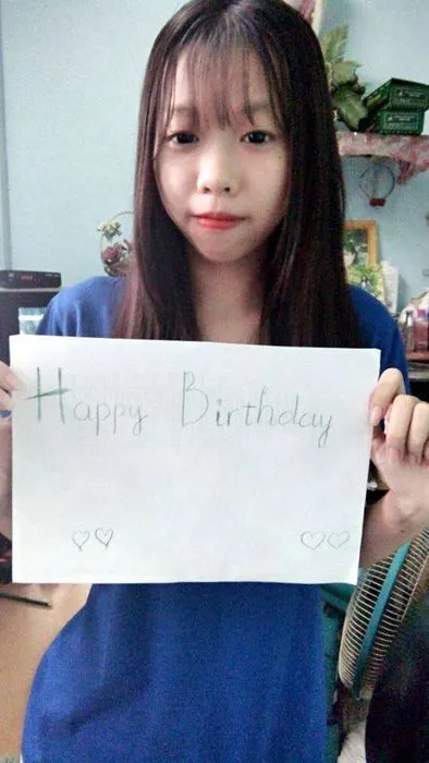 Cô gái duyên dáng trao tặng thiệp mừng sinh nhật