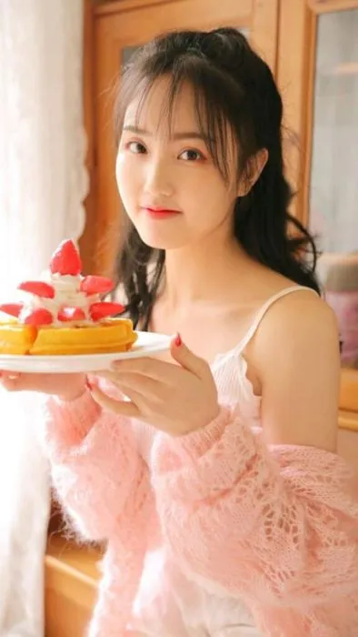 Cô gái xinh đẹp chúc mừng sinh nhật đáng yêu