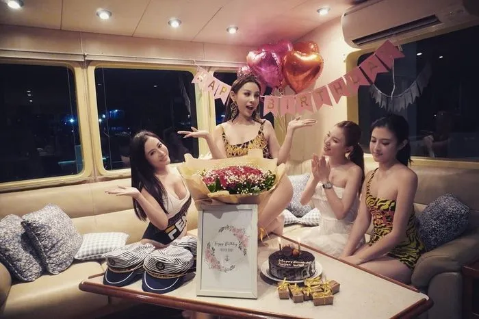 Cô gái xinh đẹp rạng rỡ trong ngày sinh nhật